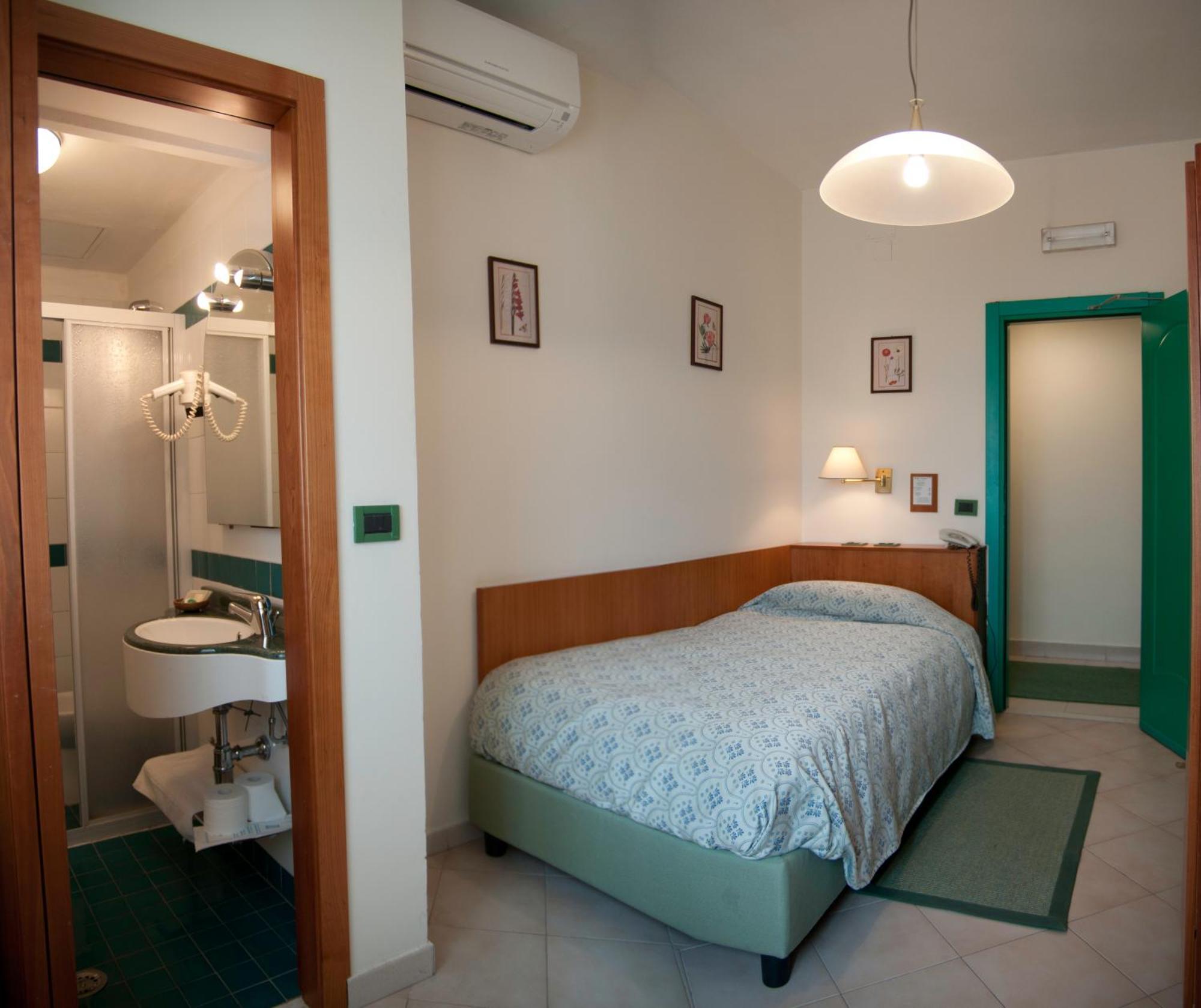 Hotel Boston Livorno Bagian luar foto