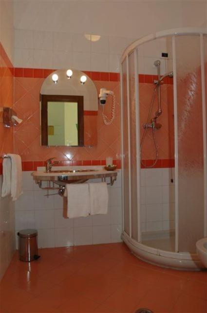 Hotel Boston Livorno Bagian luar foto